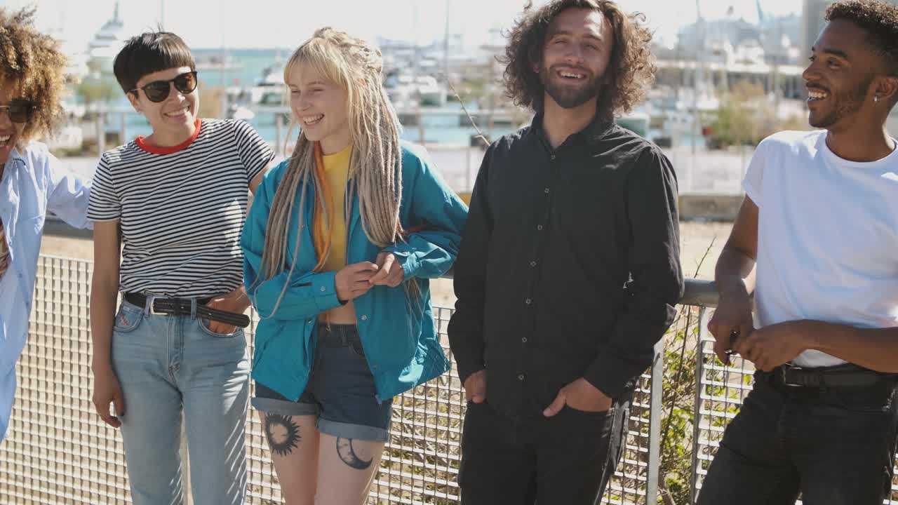 거리에 세련된 젊은 친구