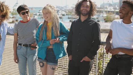 jóvenes amigos con estilo en la calle