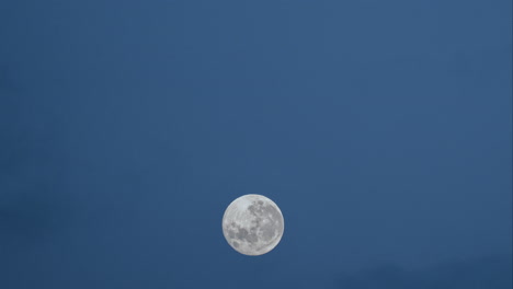 Lapso-De-Tiempo-Del-Marco-De-Cruce-De-Luna-Llena-En-Una-Noche-Nublada