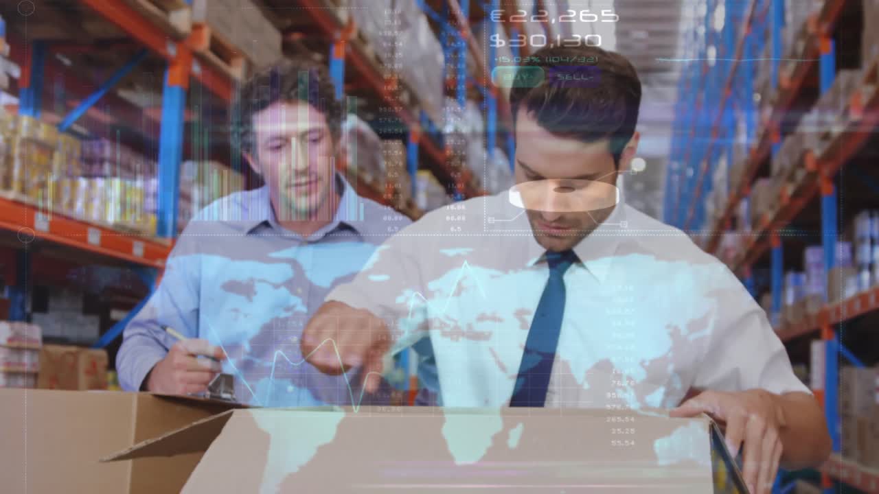 procesamiento de datos financieros sobre dos supervisores varones caucásicos que comprueban las existencias en el almacén