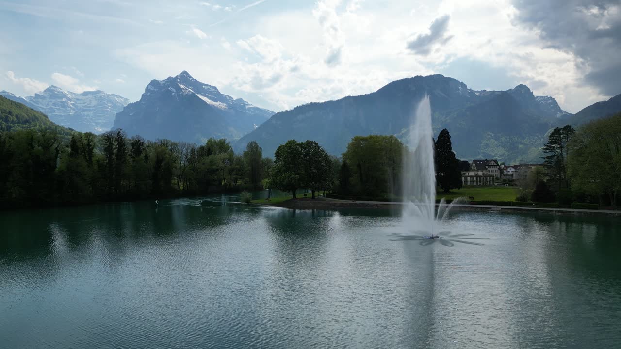 스위스 알프스의 배경으로 walensee 호수에 스플래싱 물 분수