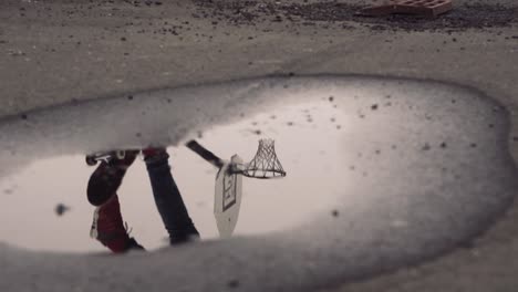 zeitlupenaufnahmen eines skaters, der sein ding auf isländischen straßen in einer nebligen, dramatischen landschaft macht