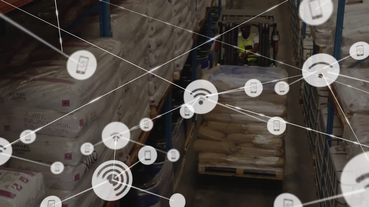 animación de iconos conectados sobre trabajadores afroamericanos conduciendo una carretilla elevadora en un almacén