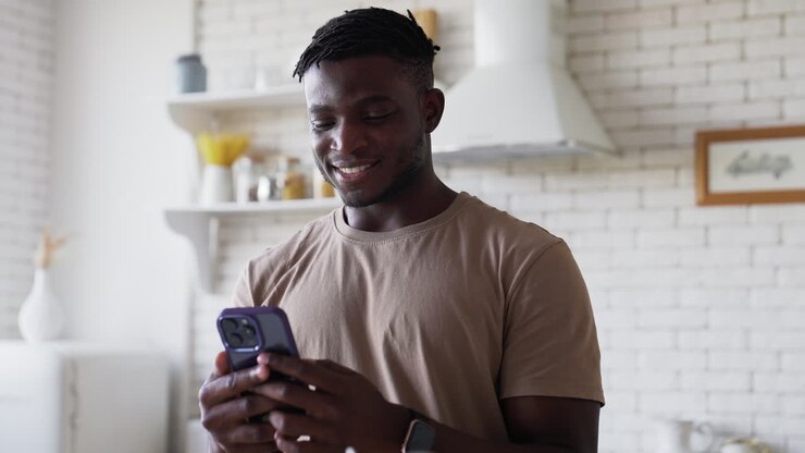 Uomo che usa il telefono a casa
