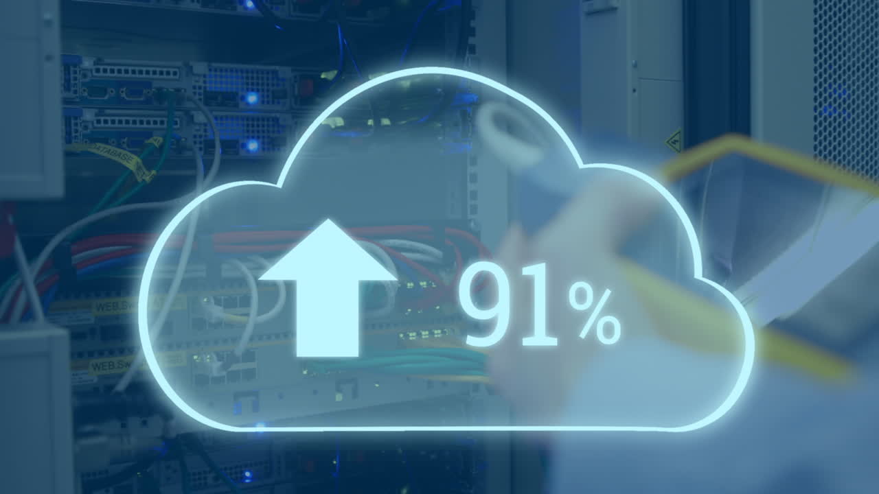 animación del icono de nubes sobre una trabajadora caucásica inspeccionando la sala del servidor