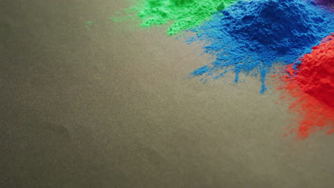 vídeo de polvos multicolores con espacio de copia sobre fondo negro