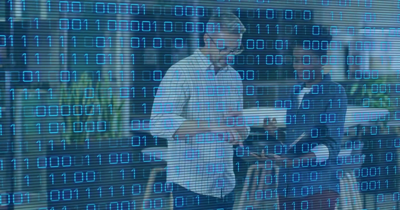 Kvinne presenterer nettbrett og trykker, mann gestikulerer mens han gjennomgår forretningsdata, med binært overlegg.