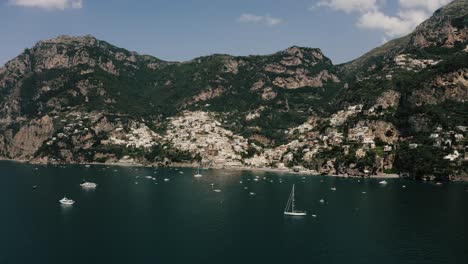 Vista-Aérea-De-Barcos-A-Lo-Largo-De-La-Costa-De-Positano,-Italia