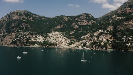 vista aérea de los barcos a lo largo de la costa de positano, italia