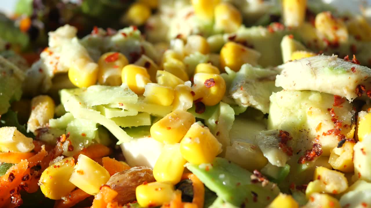 primer plano de una colorida ensalada mixta con aguacate y maíz