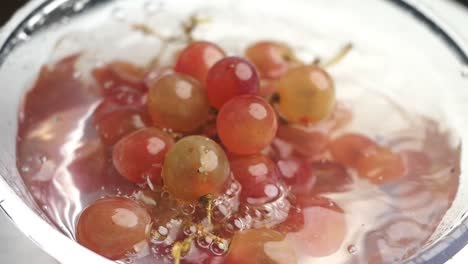 washing red grapes