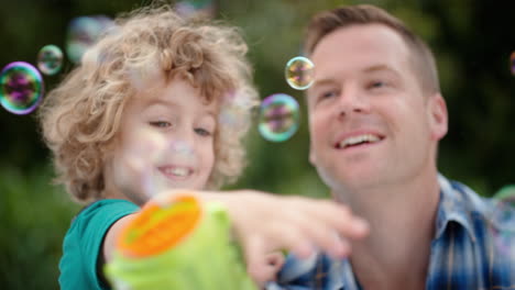 Vater-Und-Sohn-Blasen-Gemeinsam-Seifenblasen-Im-Sonnigen-Park.-Süßer-Kleiner-Junge,-Der-Spaß-Hat.-Vater-Spielt-Mit-Kind-Und-Genießt-Spielerisch-Den-Sommer-4k