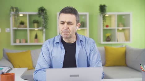 el hombre de la oficina en casa es considerado.