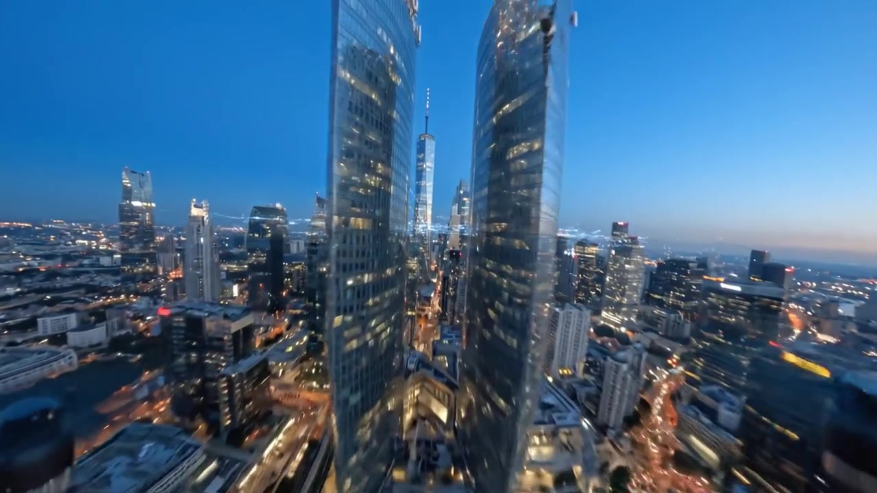 Skyline Urbano Dinamico al Tramonto: Un Paesaggio Urbano Vibrante Illuminato da Luci al Neon e una Sorgente di Energia Catturata in Immagini Mozzafiato da un'Alta Prospettiva