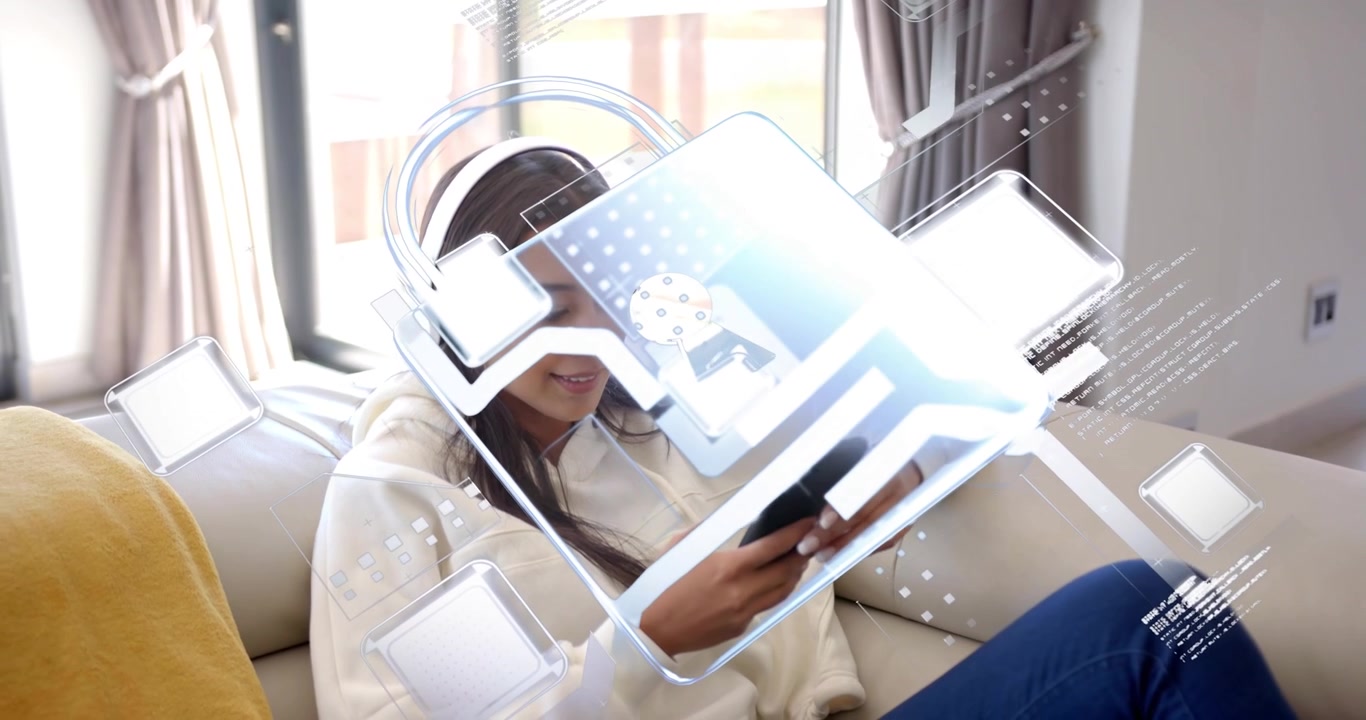 Donna sdraiata sul divano che tocca il telefono e attiva un overlay UI olografico mentre visualizza contenuti tecnologici.