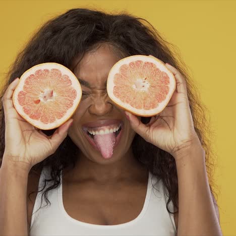 mujer emocionada jugando con pomelo