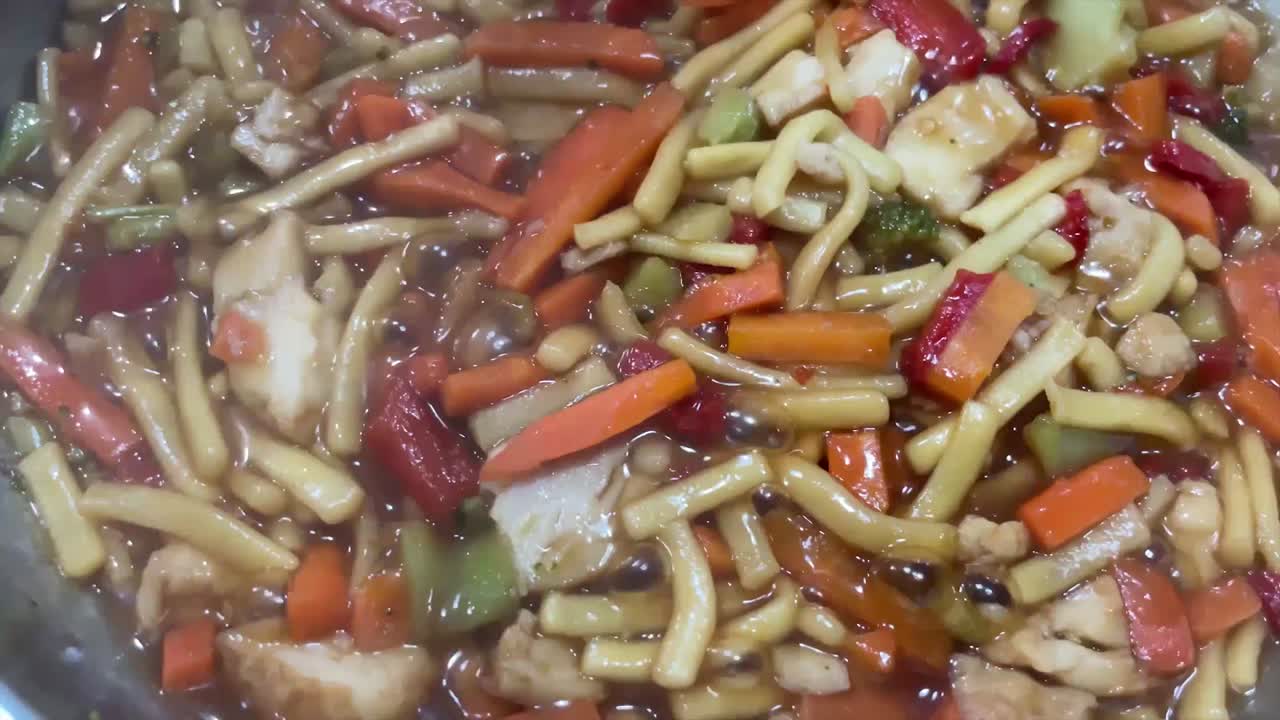 쿡탑에서 요리하는 치킨 볶음 프라이팬 식사