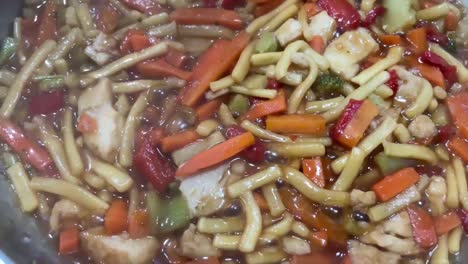 куриное фритюрное блюдо на сковороде приготовление на плите