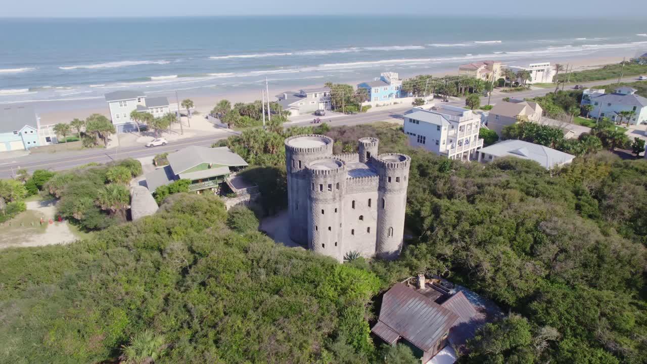 Drone bay thấp quét qua những bức tường đá coquina đồ sộ của pháo đài Tây Ban Nha St. Augustine.