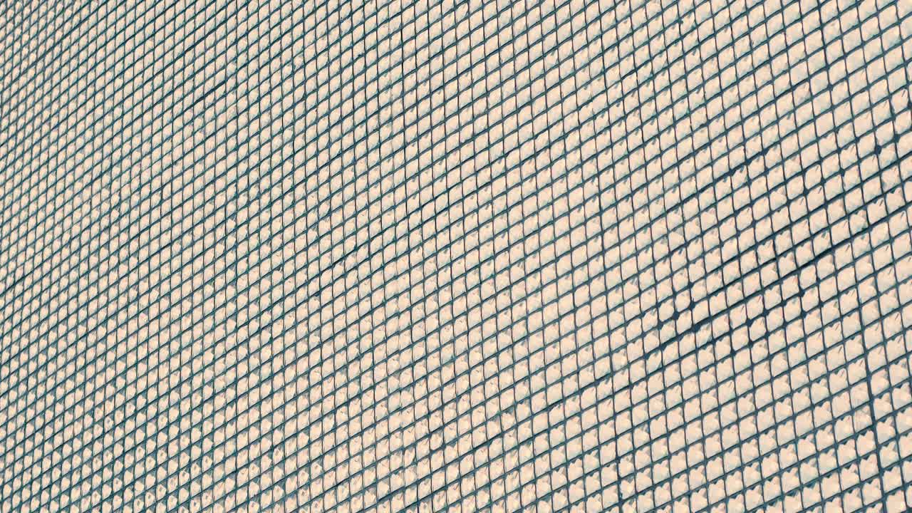 sacar el foco de desenfoque a nítido de pequeños mosaicos blancos en el fondo