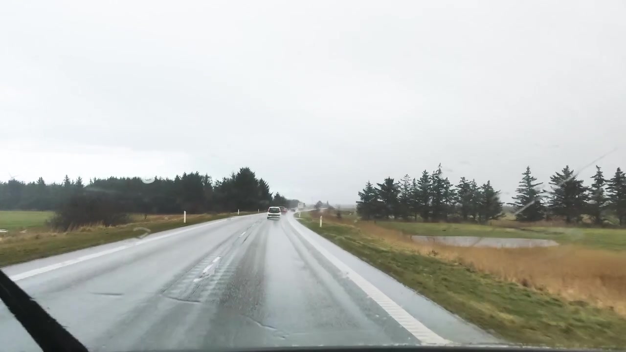 Finestrino anteriore dell'auto, in un giorno di pioggia