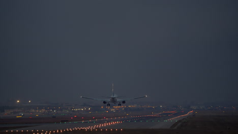 Avión-De-Pasajeros-Aterrizando-En-La-Noche