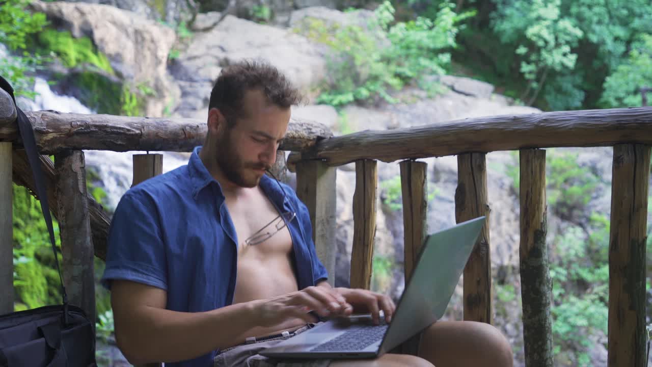 hombre de negocios ocupado trabajando con una computadora portátil al aire libre.