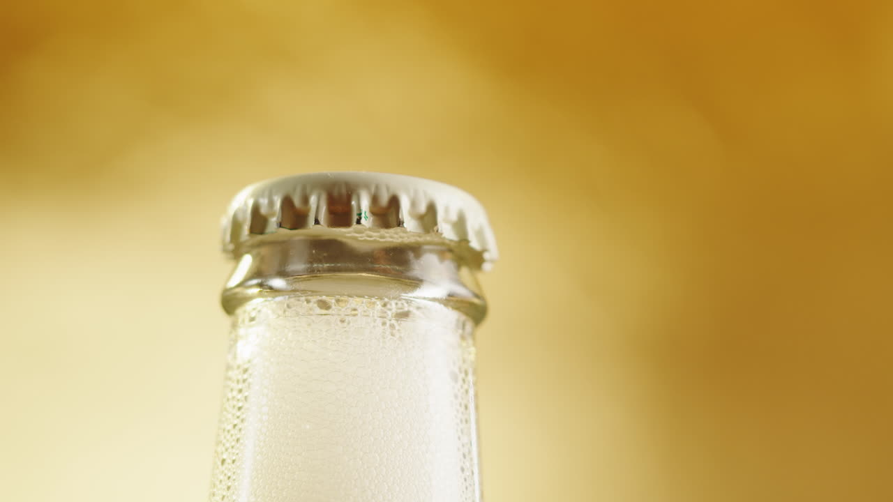 abriendo una botella de cerveza