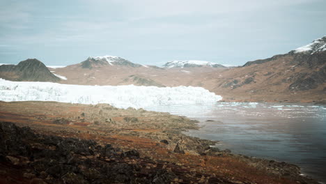 Vista-Nublada-De-Verano-Al-Gran-Glaciar