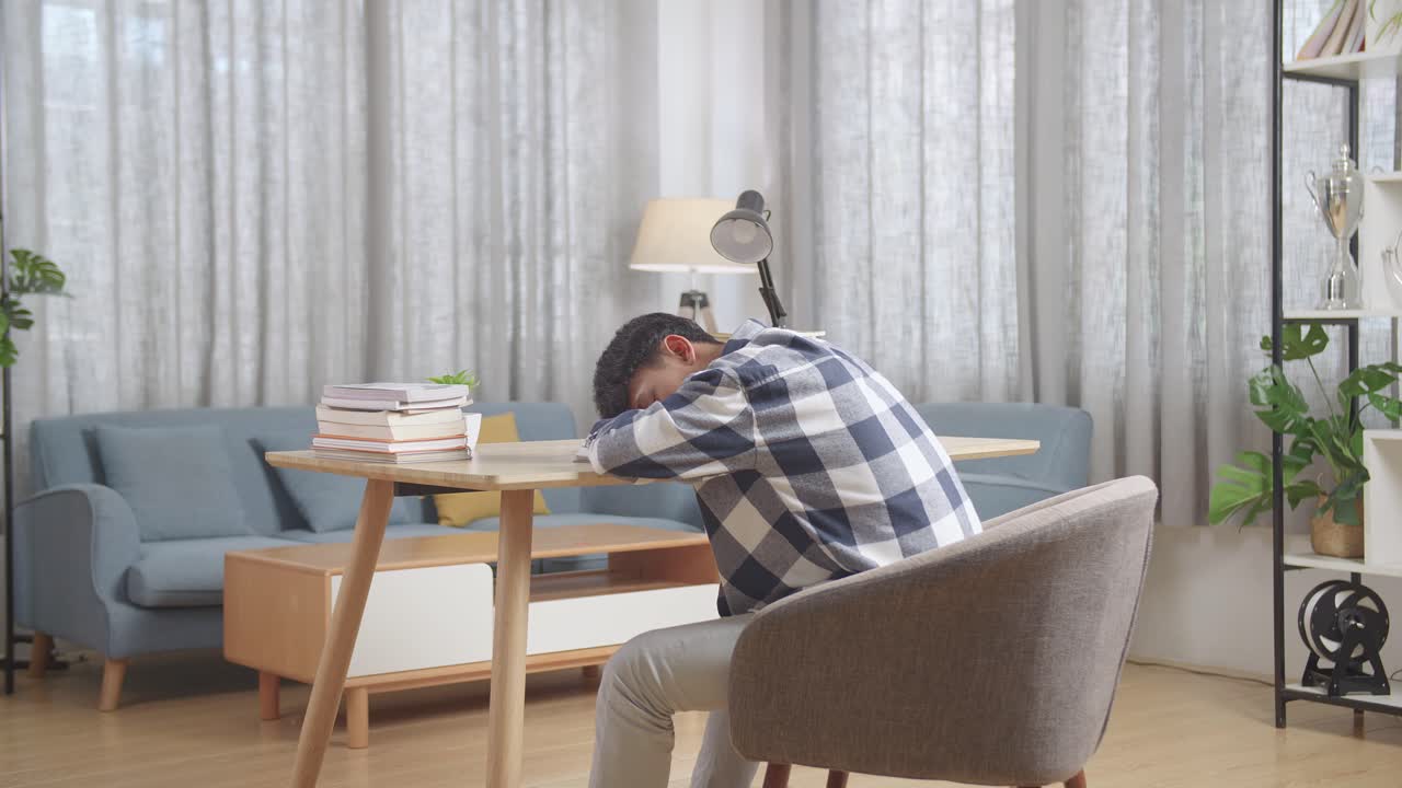 책상 에서 자고 있는 피곤 한 학생