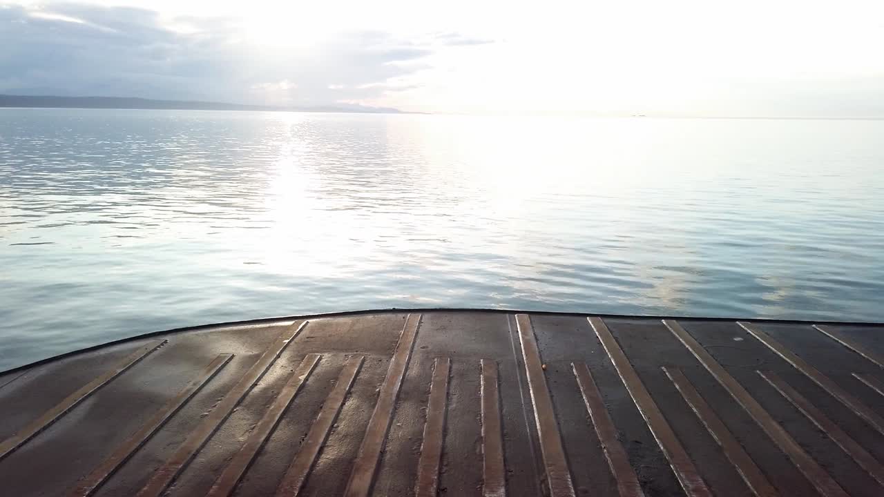 브리티시 컬럼비아에서 밴쿠버 섬으로 향하는 페리의 차량 데크에서 앞을 내다보고 있습니다.