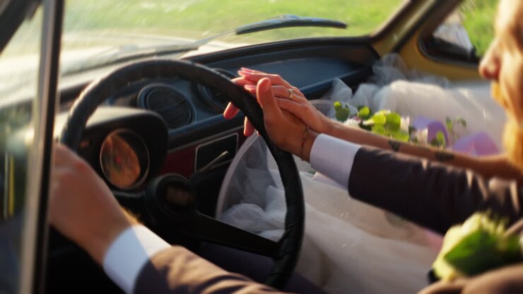 Dettagli ravvicinati dello sposo che accompagna la sposa in auto prima della cerimonia nuziale