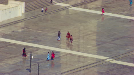 vista aérea del piso de la mezquita faisal con visitas femeninas en islamabad, pakistán