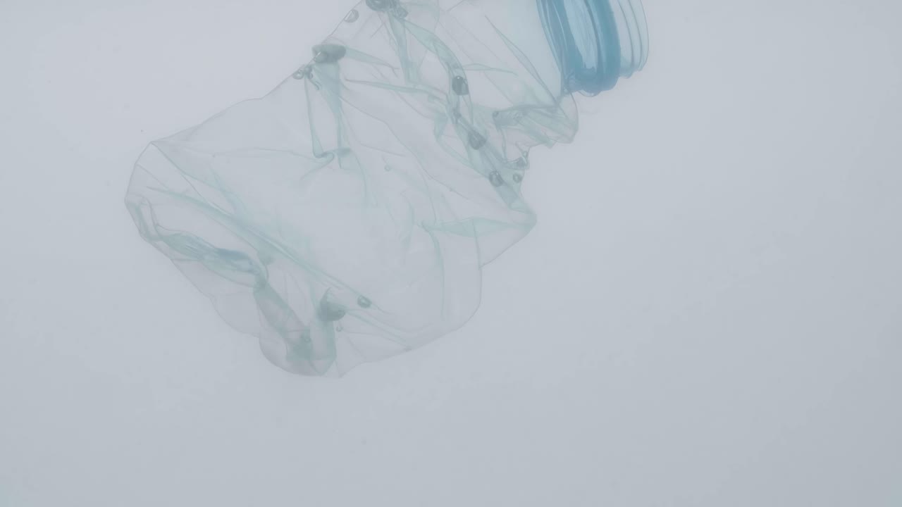 contaminación bajo el agua botella de plástico