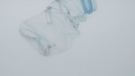 contaminación bajo el agua botella de plástico