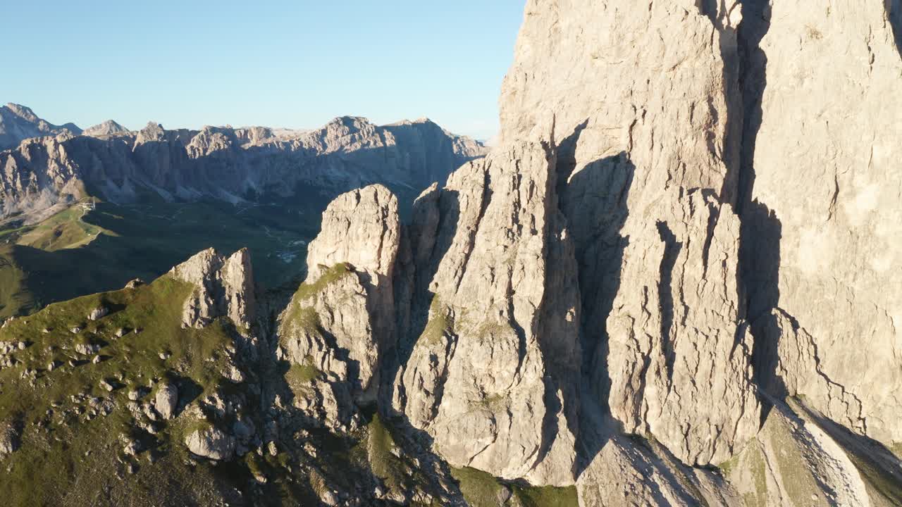 vista aérea del paso de val gardena desde sella durante la puesta de sol en los dolomitas, italia