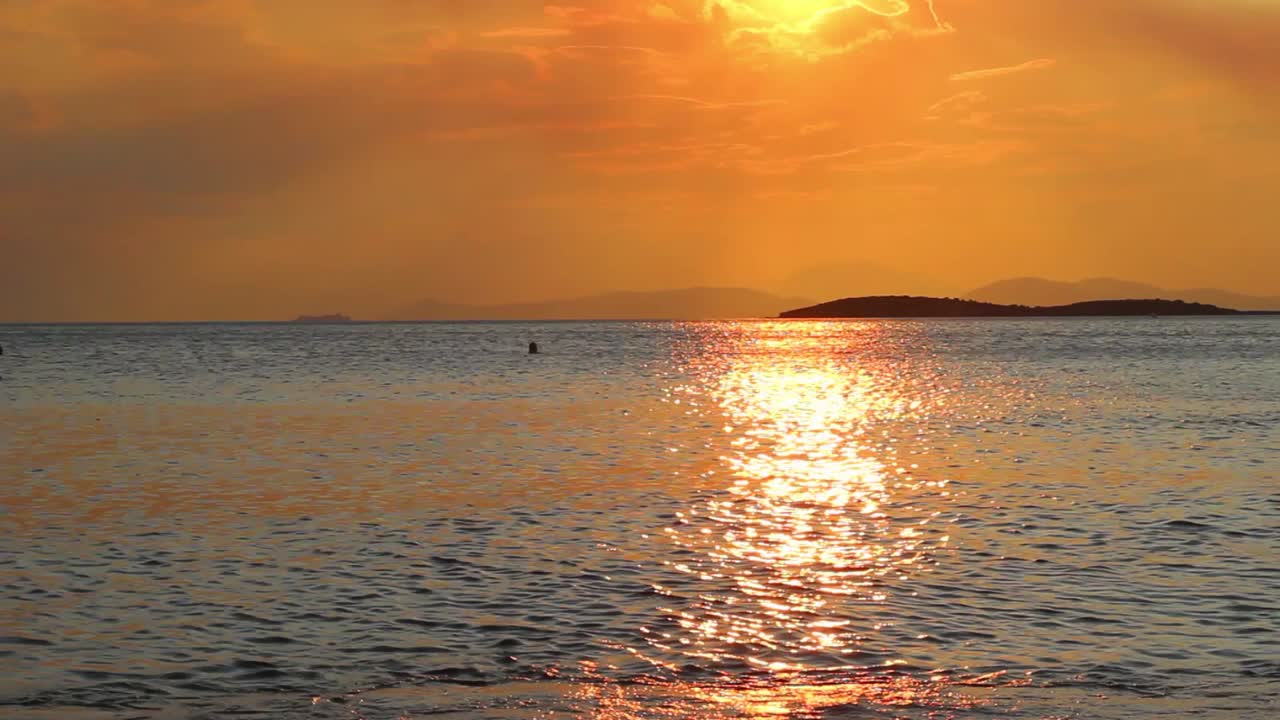 해변의 황금빛 석양