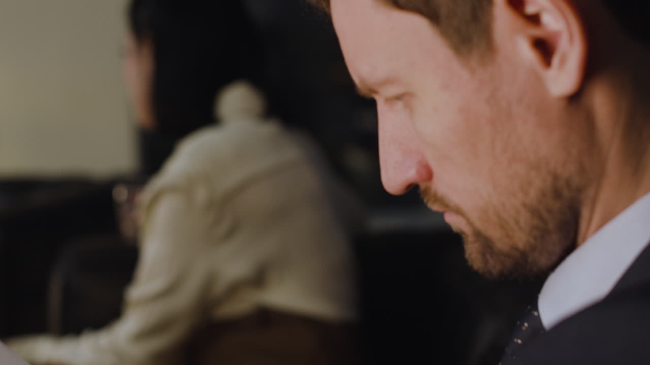 계약서를 읽는 사람의 클로즈업