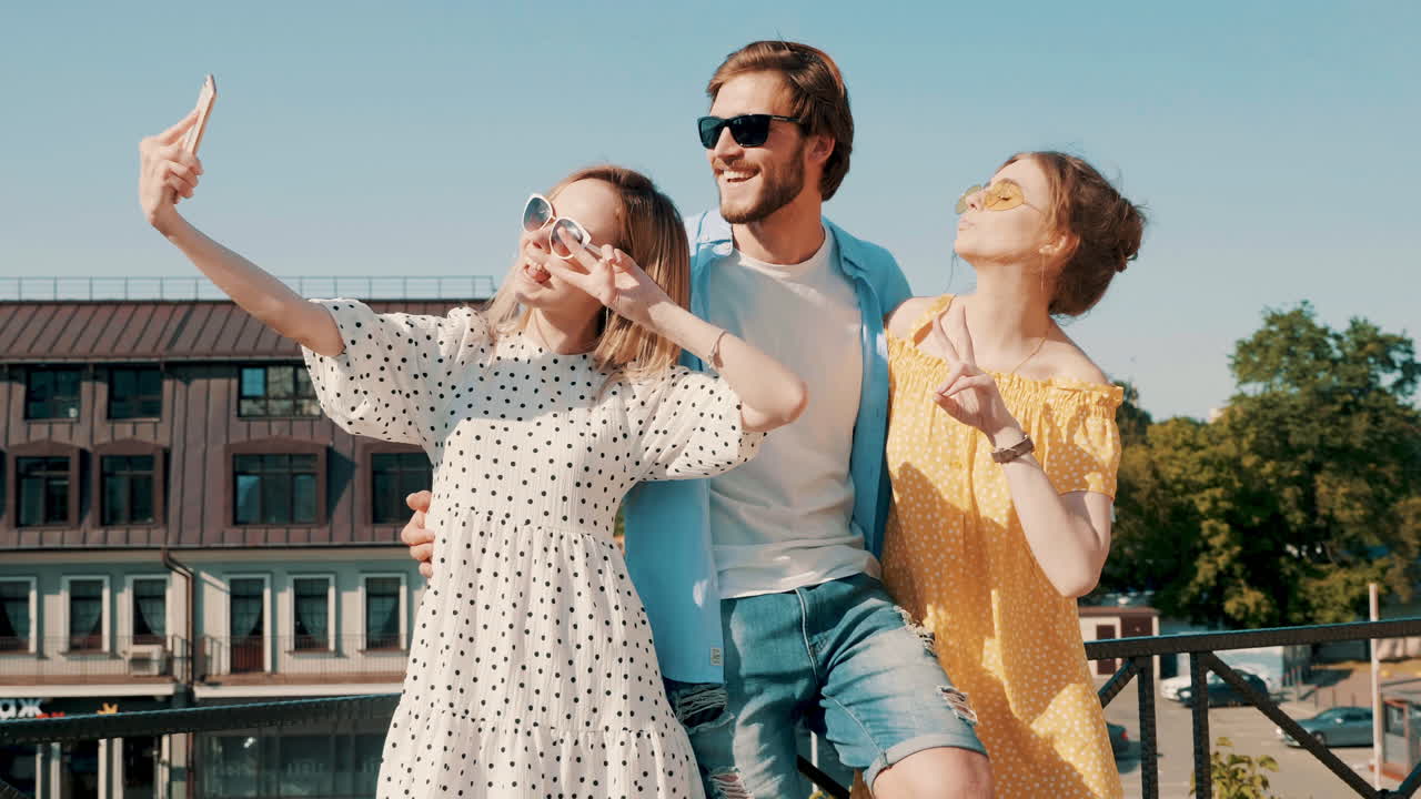amigos tomando un selfie