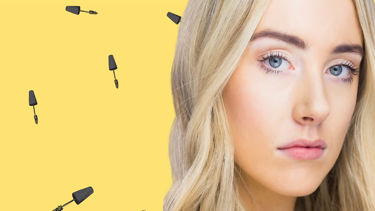 animación de rímel repetida con una mujer en fondo amarillo