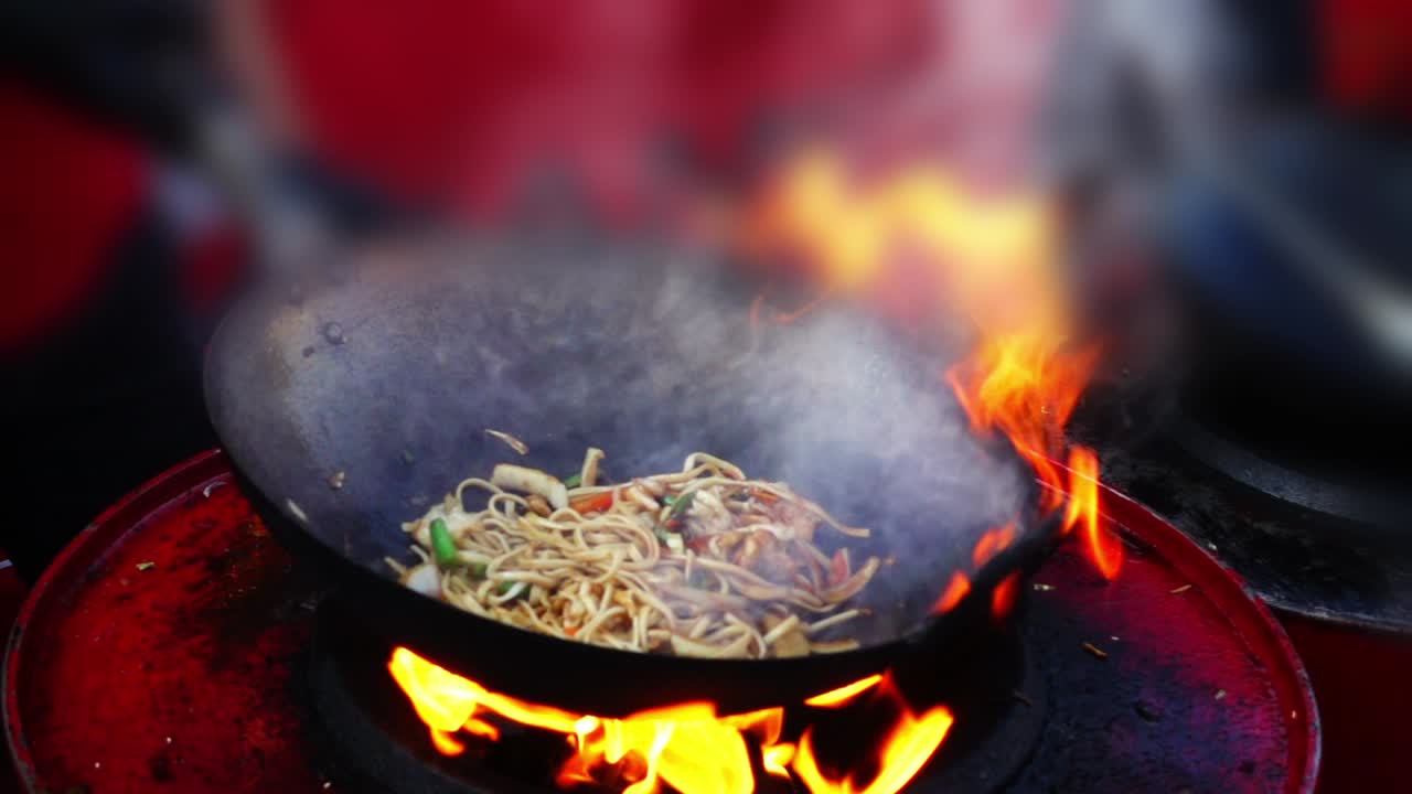 Cucina asiatica. Cottura nel wok. Rallentatore.