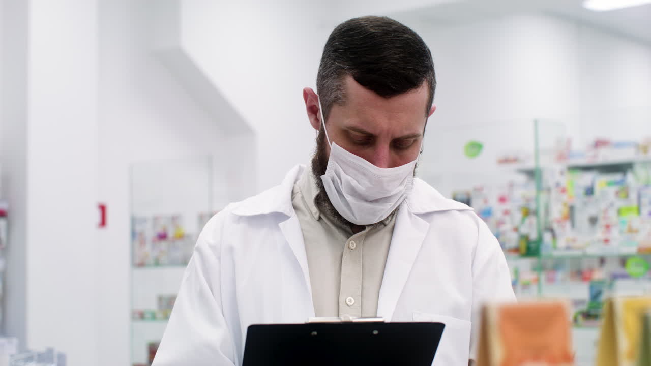 hombre maduro, escribiendo en un portapapeles