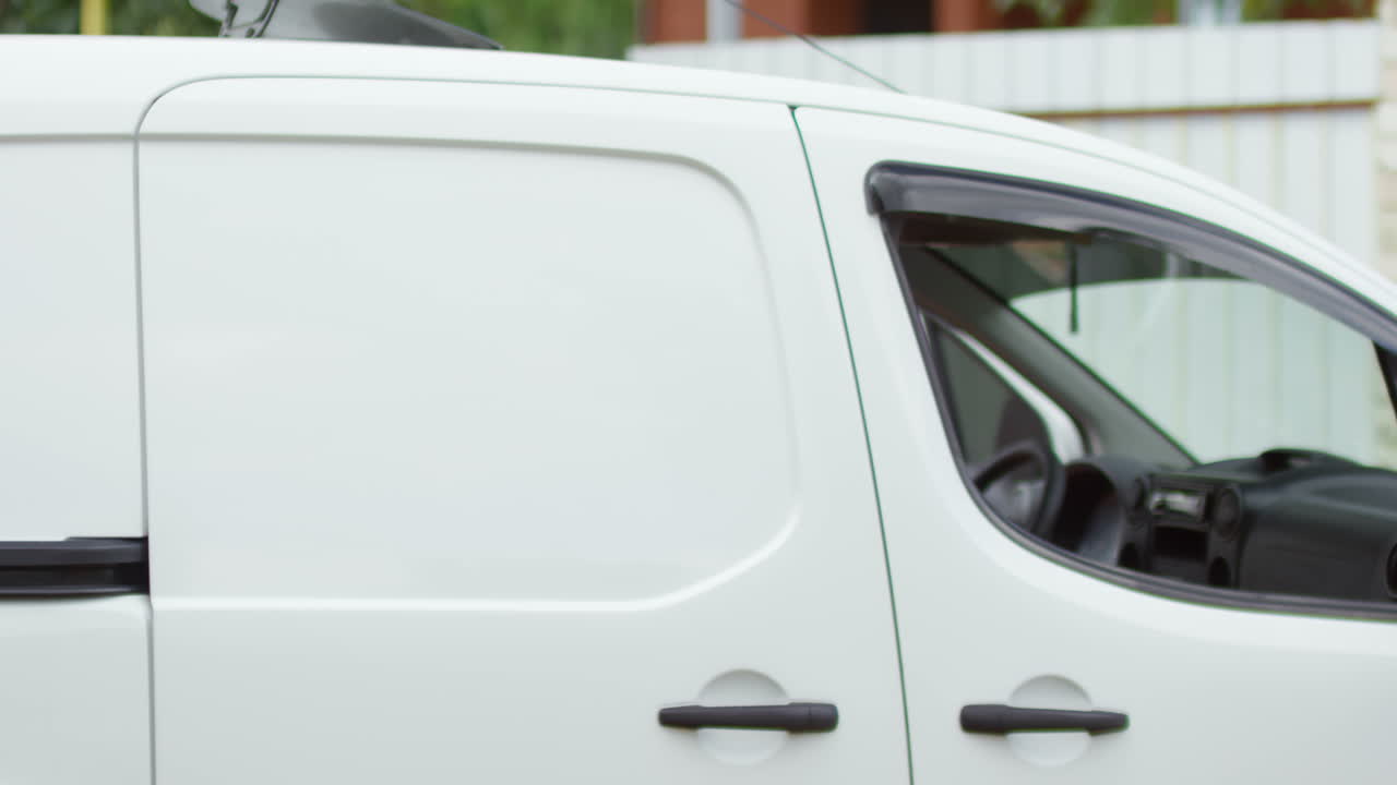 꽤 행복한 여성이 세탁기 내부에서 깨끗하고 세탁된 옷을 열고 꺼내는 모습