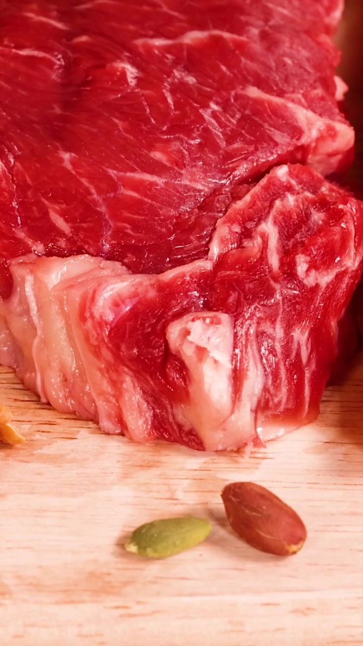 Aneka daging, kacang-kacangan, dan produk susu