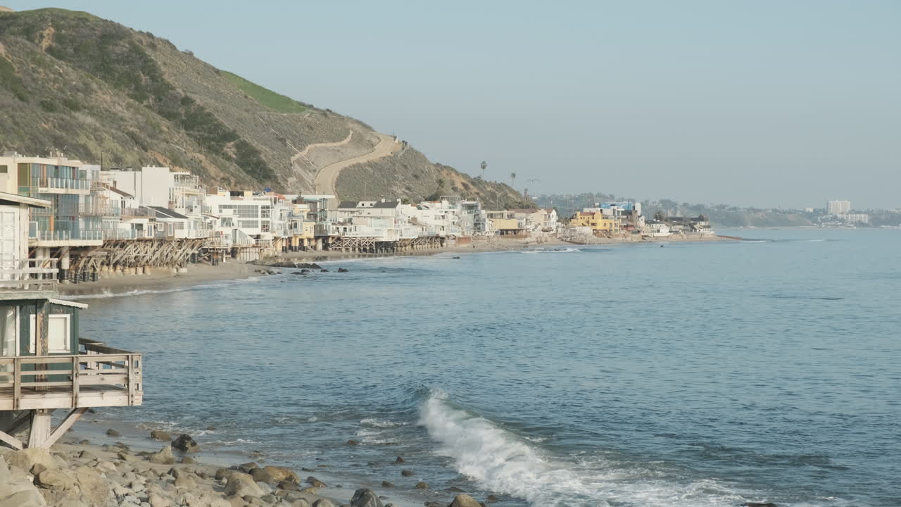 큰 바위 말리부 캘리포니아의 해안선 가장자리에 있는 조용한 주거용 비치 하우스