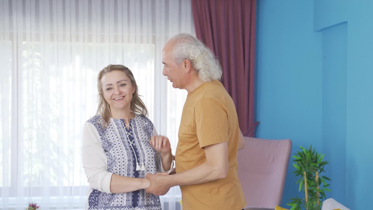 남편을 집에 환영하는 여인. 행복한 커플.