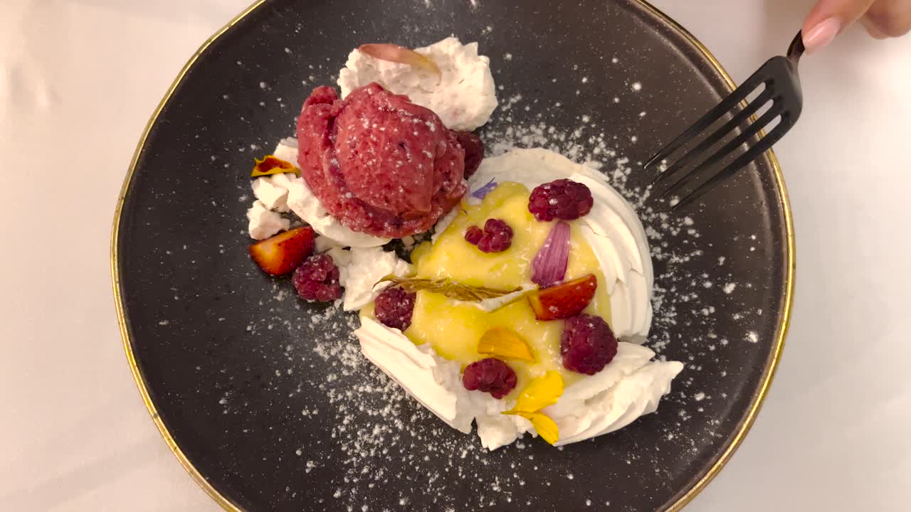 여름 오후에 아이스크림과 과일로 맛있는 디저트의 탑 뷰