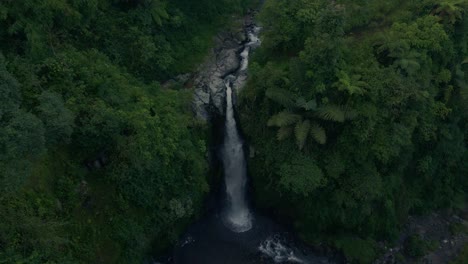 Vista-Aérea-Panorámica-De-Una-Cascada-Escondida-En-Medio-Del-Bosque