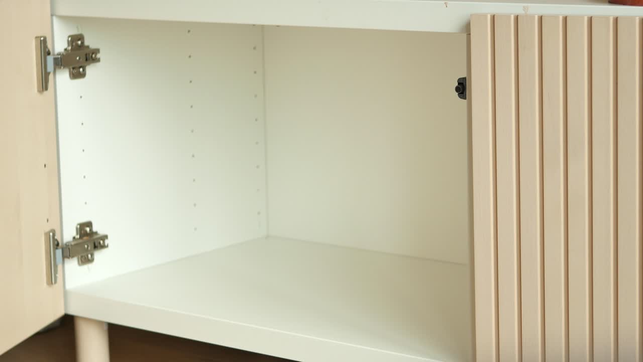 armario de madera beige claro vacío