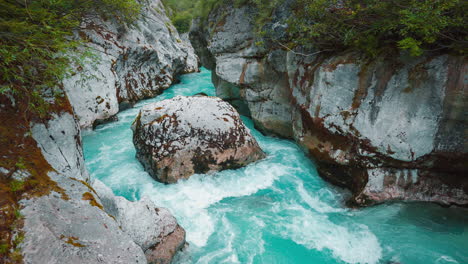 Río-De-Montaña-Soča-En-El-Parque-Nacional-De-Triglav-Eslovenia,-Alpes,-árboles-Forestales,-Naturaleza